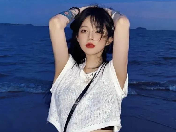 “她怎么敢？11条聊天记录曝光‘偷情’全过程，吃瓜群qq群号炸裂全场！”