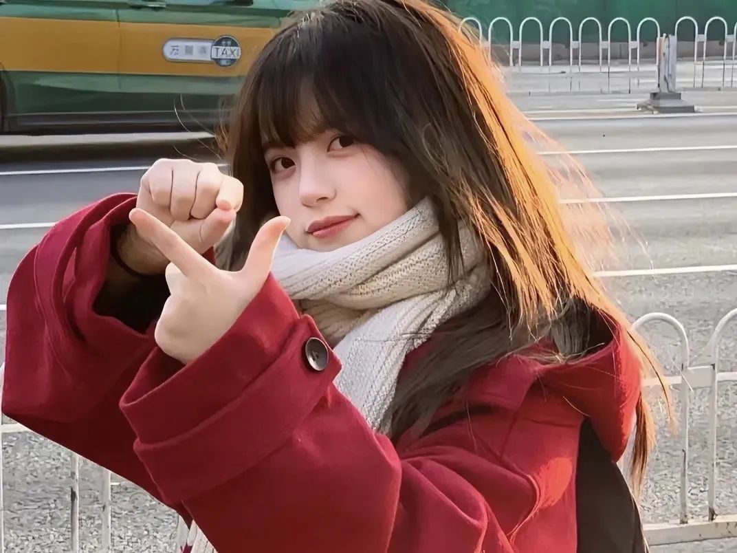 “吃瓜群qq群免费爆料：某高校2对情侣当众分手，背后真相竟牵出一串连环瓜！”