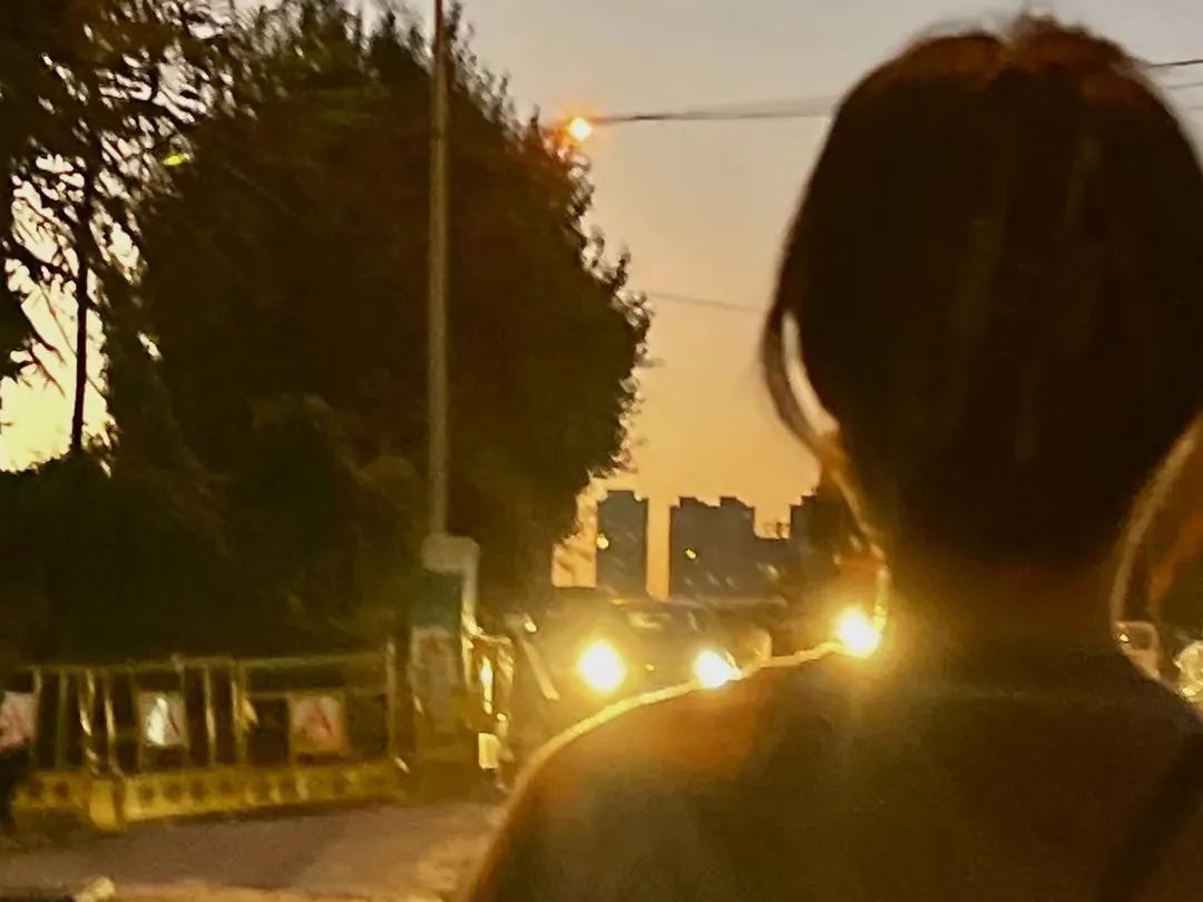 猝不及防被拉进了吃瓜qq群，3天3个大瓜！她和他竟然背着粉丝干了这事…网友炸锅了！